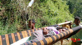 Petronela Nimut, warga Kampung Tadong, Desa Watu Umpu, Kecamatan Welak, ditandu menggunakan sarung dan bambu oleh warga menuju puskesmas untuk melahirkan pada Selasa (4/6/2024). Foto: Tajukflores.com