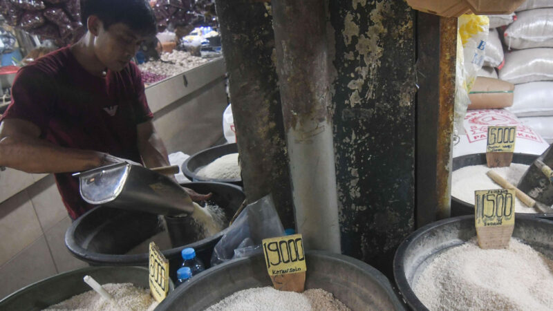 Pedagang menuang beras eceran yang dijual di salah satu kios di Pasar Minggu, Jakarta, Senin (3/6/2024). Foto: Antara