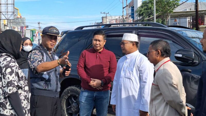 Calon Menteri Perhubungan (Menhub) Coky Leonardo Panjaitan (kedua dari kiri) tengah melakukan inspeksi parkiran liar di Kota Samarinda, Kalimantan Timur, Sabtu (3/8/2024). Foto: Tajukflores.com