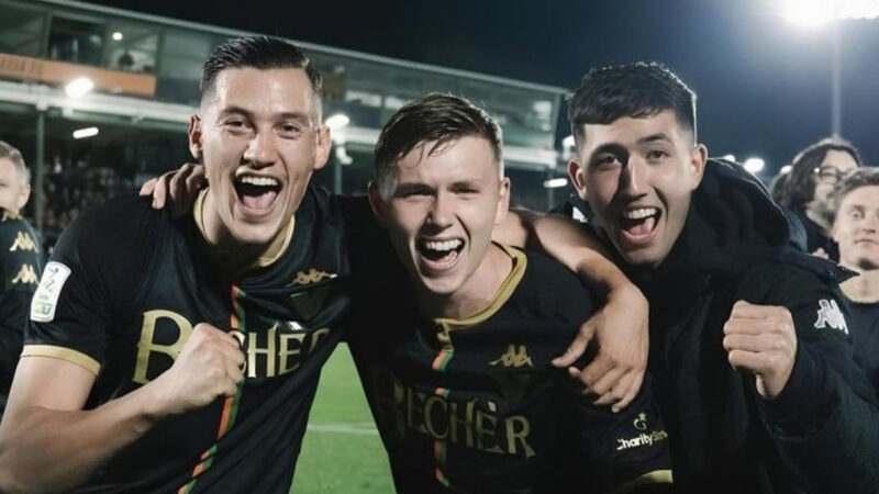 Pemain timnas Indonesia Jay Idzes (kiri) berselebrasi bersama rekannya seusai membawa timnya Venezia memenangkan laga penting dengan skor 2-1 melawan Cremonese dalam lanjutan Serie B Italia di Stadion Pier Luigi Penzo, Sabtu WIB (27/4/2024). Instagram/ Venezia